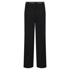 Amina Bukser, Sort, M