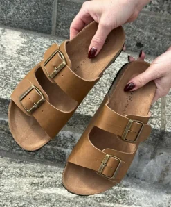 Fiona Sandaler, Camel, 39